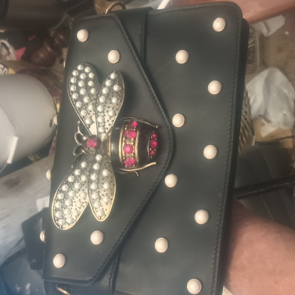 A genuine queen bee Gucci purs